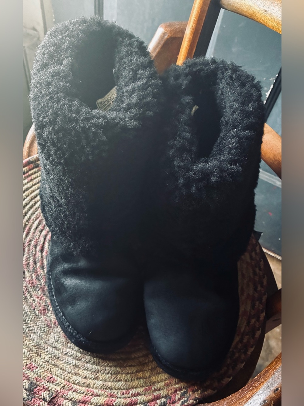 UGG Ladies Shearling Winter Booties - 8 EUC